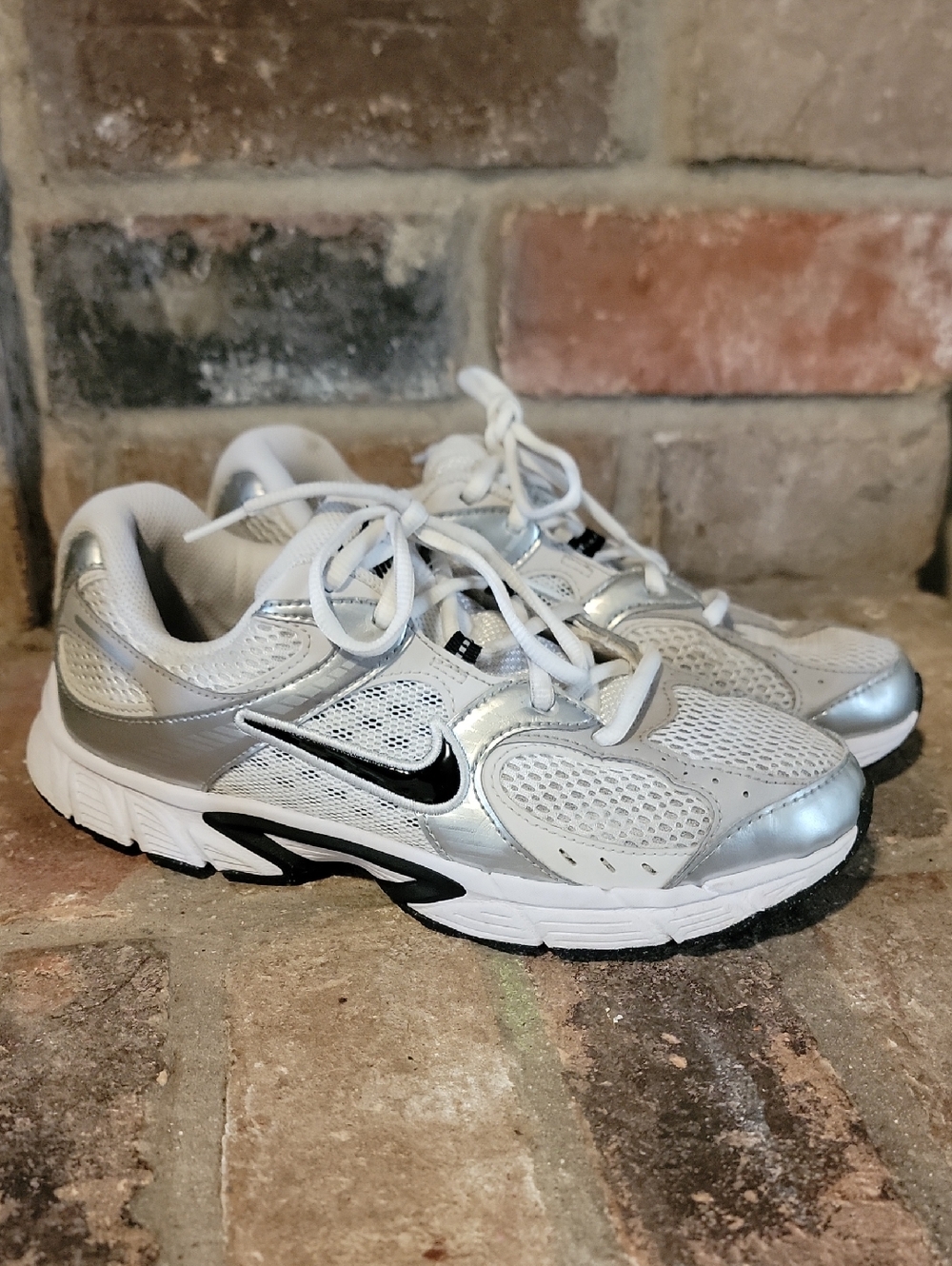 Nike V5 White and Silver Mesh Running Trainers